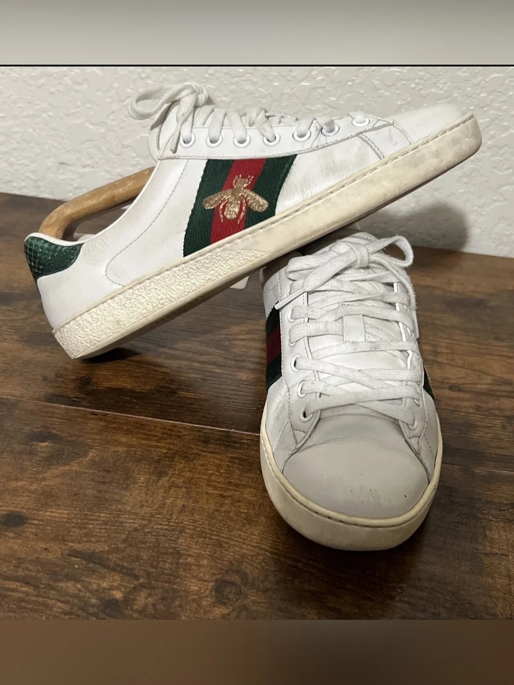 Gucci shoes Men’s 6 1/2 will fit 7or US 8 used sneakers with bee leather ace